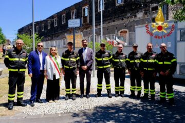 Catania – Piazza Caduti dei Vigili del Fuoco, svelata la nuova targa dopo gli atti vandalici