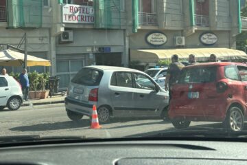 Siracusa, si apre una voragine e vi finisce dentro un’auto