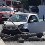 Crolla un palo della luce su una microcar