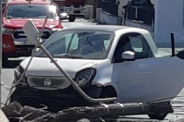 Crolla un palo della luce su una microcar
