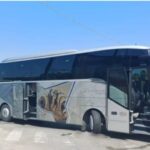 Anziano perde l’equilibrio viene travolto da un pullman