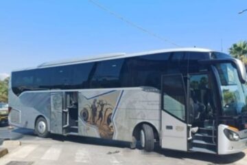 Anziano perde l’equilibrio viene travolto da un pullman
