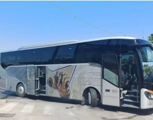 Anziano perde l’equilibrio viene travolto da un pullman