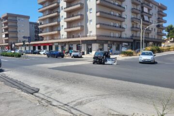 Scontro tra auto e microcar in viale Scala Greca, due donne in ospedale