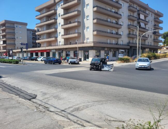 Scontro tra auto e microcar in viale Scala Greca, due donne in ospedale