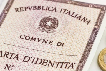 Carta d’identità cartacea, slitta l’addio: valida fino a scadenza naturale