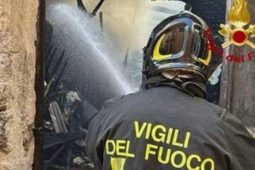 Palermo, incendio in falegnameria: evacuate 16 famiglie, nessun ferito