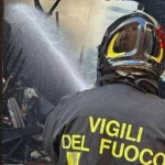 Palermo, incendio in falegnameria: evacuate 16 famiglie, nessun ferito