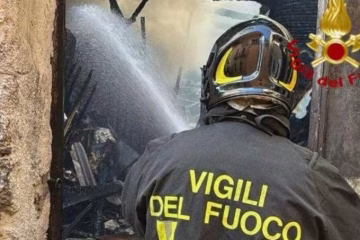 Palermo, incendio in falegnameria: evacuate 16 famiglie, nessun ferito