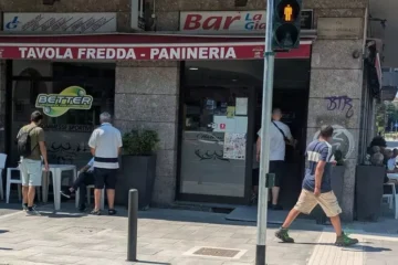 Milano, accoltella sconosciuto in un bar: «Mi sono divertito, appena esco lo rifaccio»