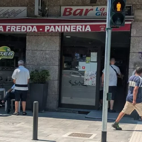 Milano, accoltella sconosciuto in un bar: «Mi sono divertito, appena esco lo rifaccio»