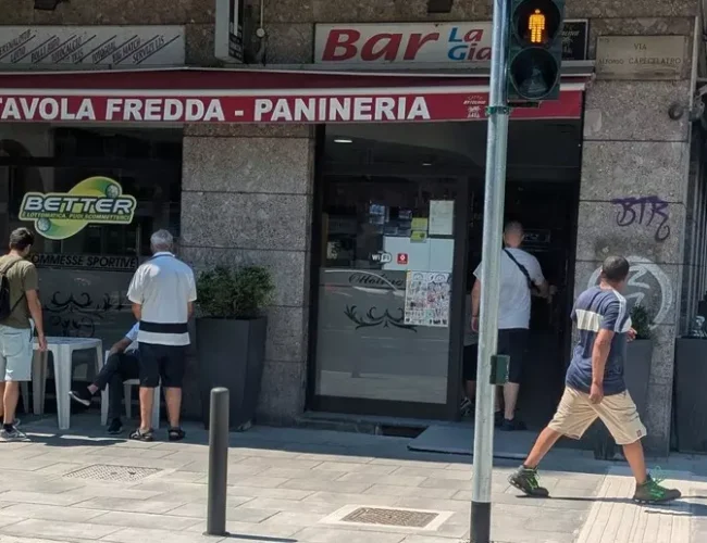 Milano, accoltella sconosciuto in un bar: «Mi sono divertito, appena esco lo rifaccio»