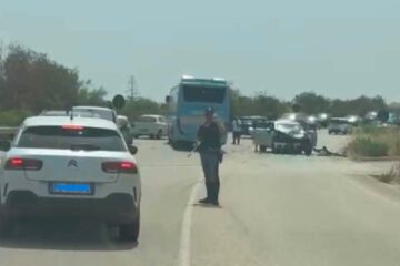 Scontro auto-pullman allo svincolo Siracusa Nord: nessun ferito