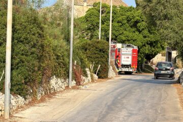 Incendio tra Arenella e Ognina: due anziani in ospedale dopo aver inalato fumo