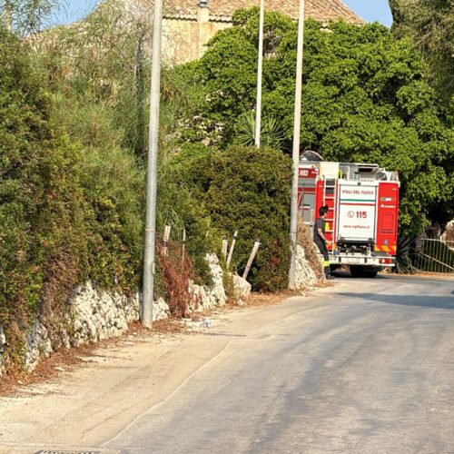 Incendio tra Arenella e Ognina: due anziani in ospedale dopo aver inalato fumo