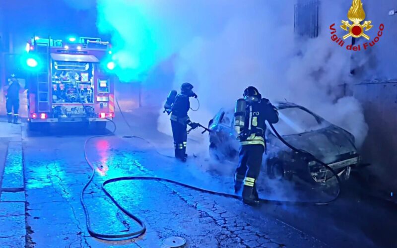 Lentini automobile distrutta da un incendio