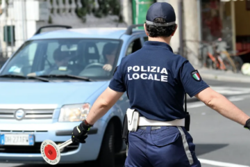 Tenta di forzare il posto di blocco: agente della Municipale lievemente ferito