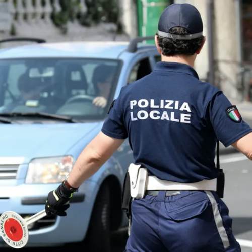 Tenta di forzare il posto di blocco: agente della Municipale lievemente ferito