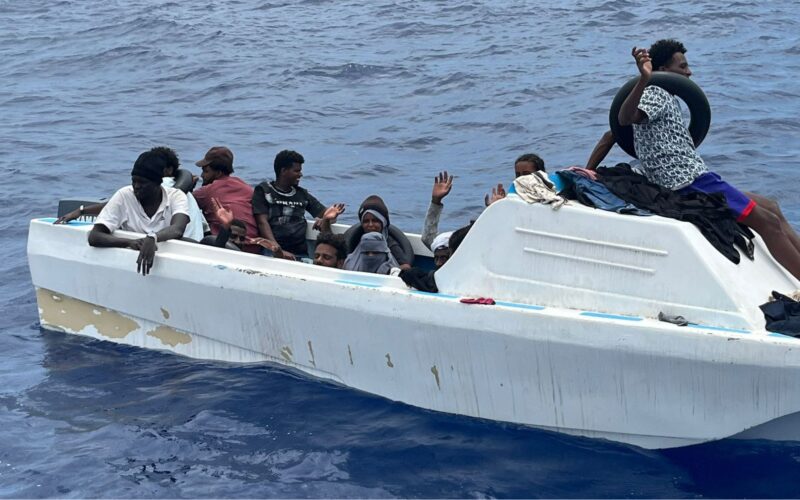 Pescatori della Mathias salvano 16 vite nel Mediterraneo