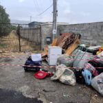 Rifiuti abbandonati davanti al CCR di Solarino: autocarro sequestrato e deferite due persone