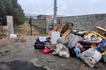 Rifiuti abbandonati davanti al CCR di Solarino: autocarro sequestrato e deferite due persone