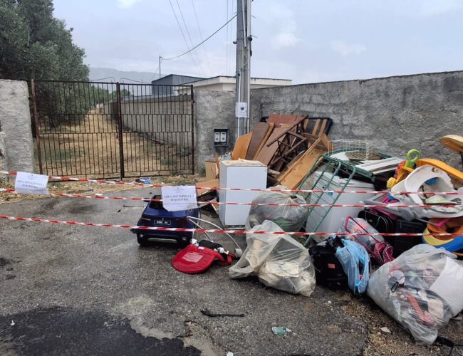Rifiuti abbandonati davanti al CCR di Solarino: autocarro sequestrato e deferite due persone