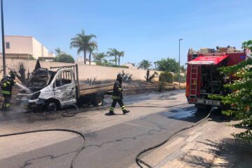 Furgone in fiamme sulla SP 25, conducente salvo