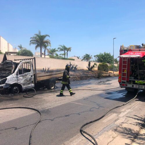 Furgone in fiamme sulla SP 25, conducente salvo