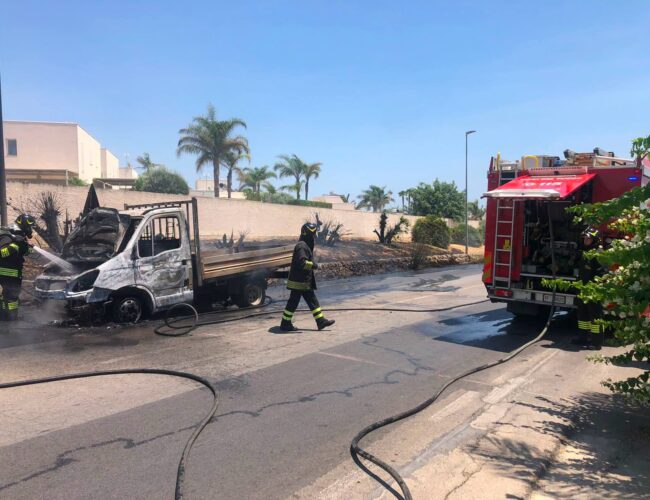 Furgone in fiamme sulla SP 25, conducente salvo