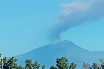 Etna, emissione di cenere dalla Voragine: nube alta 1,5 km verso Sud