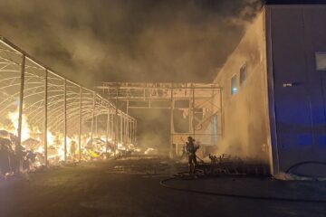 Incendio notturno devasta il deposito della Repack: salvo il capannone produttivo