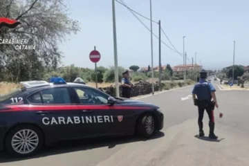 Bimbo di tre anni trovato solo in strada nel Catanese: madre denunciata
