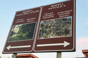 Sortino: cartelli turistici di Pantalica errati, le immagini fornite dal Comune