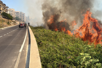 Melilli-Incendio tra Viale Giardina e Viale Pertini, fiamme vicino alla sede universitaria