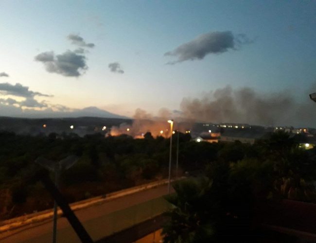 Lentini, fiamme all’ex Alba Sud: nube nera su città e ospedale