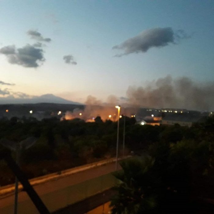 Lentini, fiamme all’ex Alba Sud: nube nera su città e ospedale
