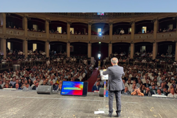 Cateno De Luca lancia il “Governo di Liberazione” al Politeama di Palermo