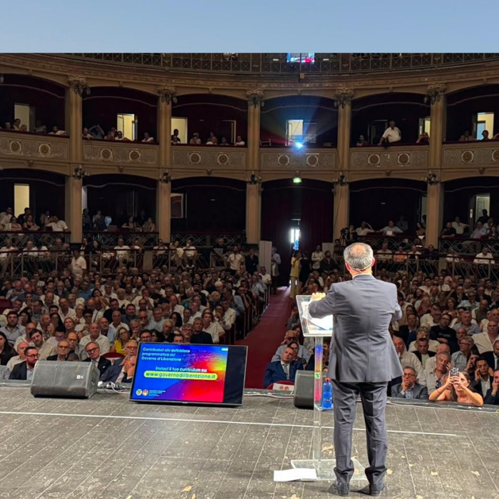 Cateno De Luca lancia il “Governo di Liberazione” al Politeama di Palermo