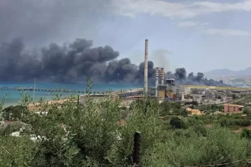 Termini Imerese, vasto incendio nella zona industriale: rogo circoscritto, distrutti tre capannoni