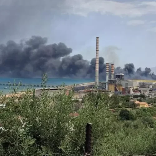 Termini Imerese, vasto incendio nella zona industriale: rogo circoscritto, distrutti tre capannoni