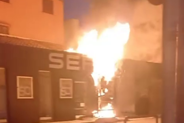 Incendio nella notte a Vittoria, in fiamme negozio di abbigliamento