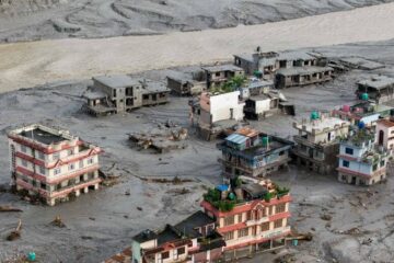 Alluvione tra Tibet e Nepal, crolla un ghiacciaio: centinaia di morti e dispersi