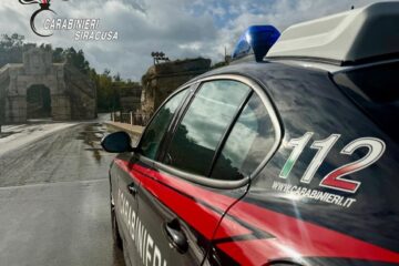 Augusta, aggrediscono titolare e carabinieri: arrestati due uomini
