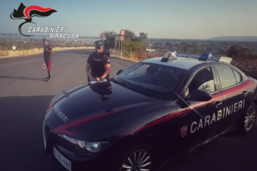 Giravano su uno scooter armati di pistola: arrestati