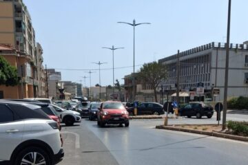 Prima gli insulti, poi le botte: lite alla rotonda di viale Teracati