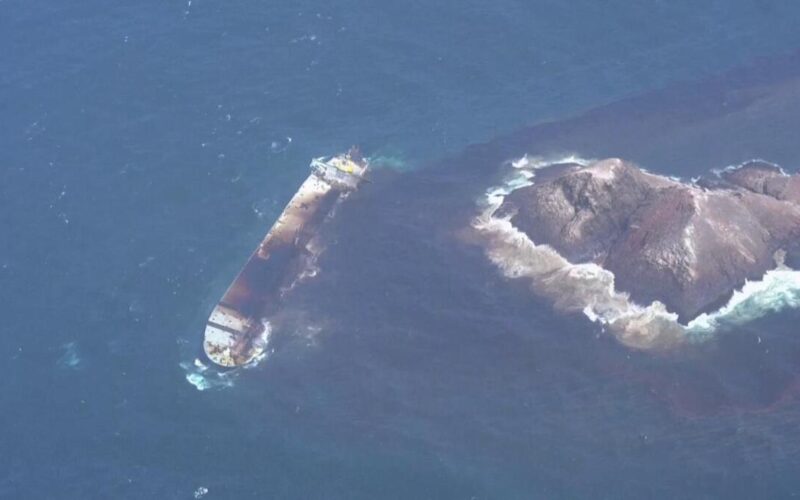 Un possibile danno per il mare e l'ecosistema si sta verificando a largo dell’isola di Al-Qibliyyah, nell’arcipelago delle Hallaniyat nel mar Arabico in Medio Oriente, dove è rimasta incagliata una petroliera russa Dalle immagini trasmesse da Oman TV si nota come una macchia di greggio fuoriesce dalla Caroline Bezengi, petroliera incagliata al largo dall'8 giugno e si trova in questo stato da oltre un mese. La nave trasportava circa 800 mila barili di petrolio russo e la macchia melmosa avrebbe ormai superato i 2 mila chilometri quadrati, raggiungendo anche la costa dell’Oman. L’incidente rischia di minacciare seriamente una riserva marina protetta, habitat delle megattere del Mar Arabico e dei cormorani di Socotra. La petroliera interessata da una possibile esplosione, si è poi arenata il 30 giugno. Secondo Greenpeace e l'Ong Pax, la perdita potrebbe trasformarsi in una grave emergenza ambientale.