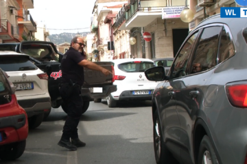 Priolo Gargallo, pickup in sosta ostacola il traffico – (Video)