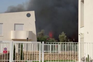 Vasto incendio all’Isola: le fiamme minacciano alcune abitazioni