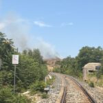 Siracusa: tratta ferroviaria minacciata da un vasto incendio – Video