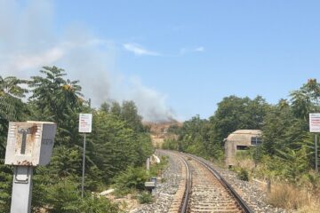 Siracusa: tratta ferroviaria minacciata da un vasto incendio – Video